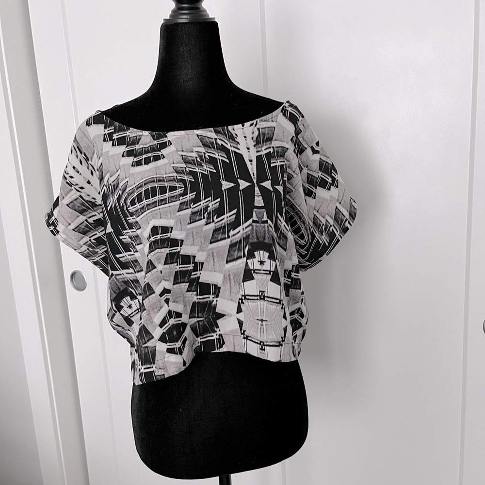 6𝒇𝒐𝒓$50 H&M crop top, back button shirt sleeve sizeS